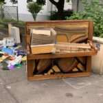 Sie geht vorbei, blickt ihn flüchtig an – und erstarrt. Frau Osswald stiert lange auf das Kinn ihres Gatten, hat dort etwas Ungeheuerliches entdeckt.