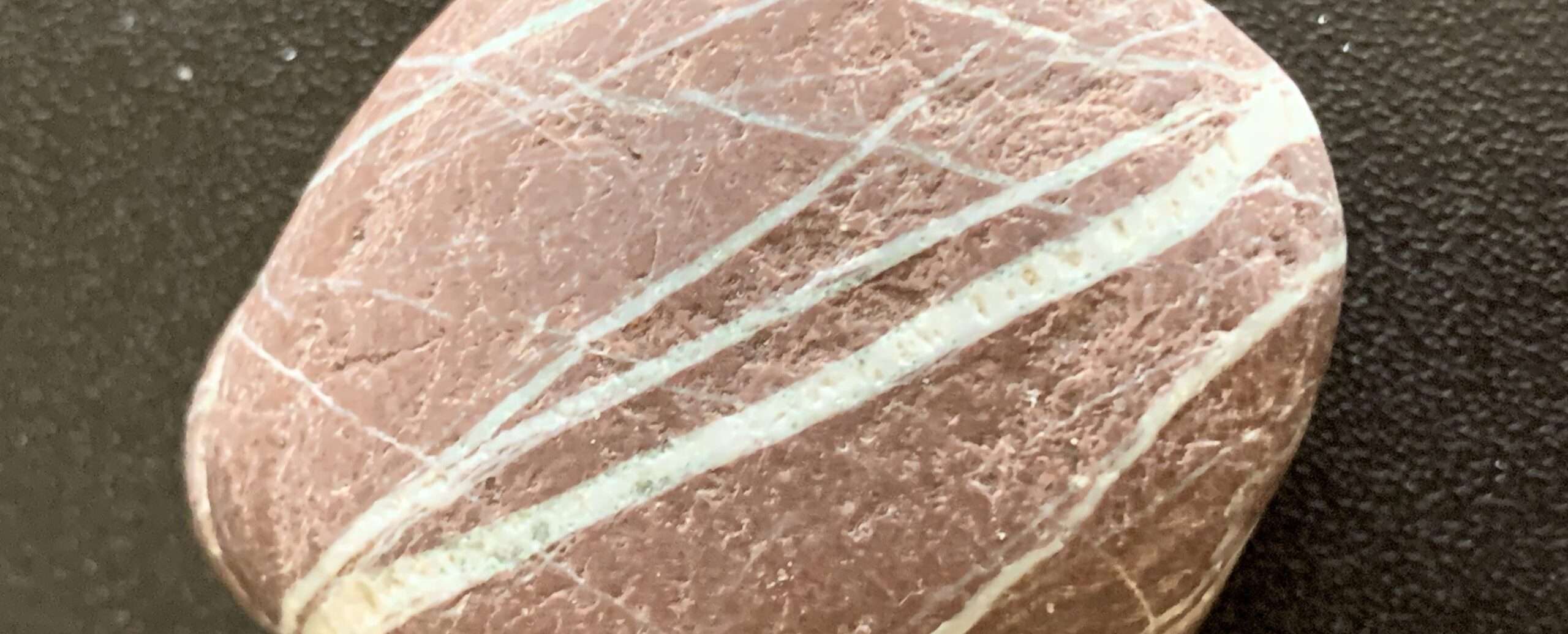 Ein gutes Gewissen ist ein sanftes Ruhekissen, Geliebte. Also Schlaf und genieße es. Auf mir lastet grau die Müdigkeit.