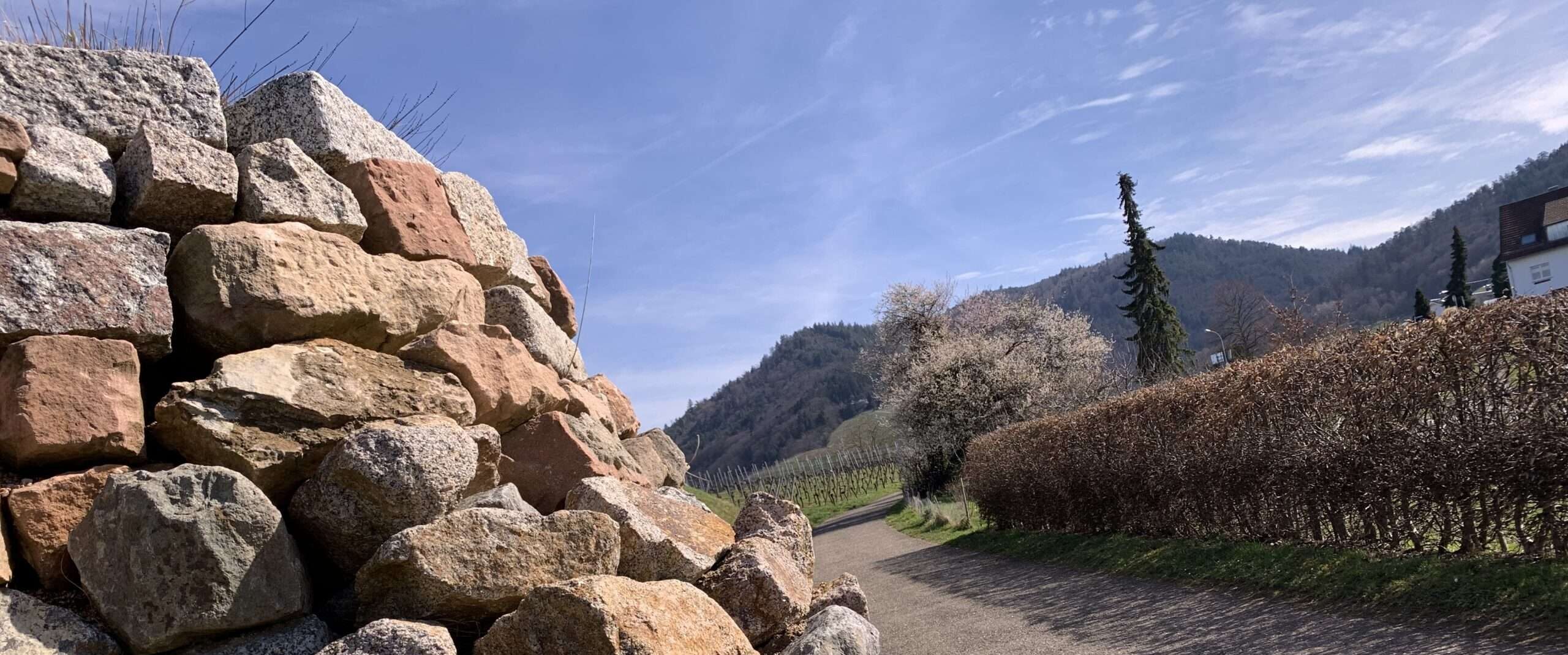 Ist Glück nur eine innere Einstellung? Wie auch das Pech? Wäre logisch, aber manchmal erscheint uns die Welt so groß, und unser Innenleben so klein.
