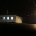 An der Gletscherspalte der Zeit herrscht Finsternis. Kinder des Lichts stürzen sich kopfüber in die Tiefe. Sie suchen Gott auf der hellen Seite.