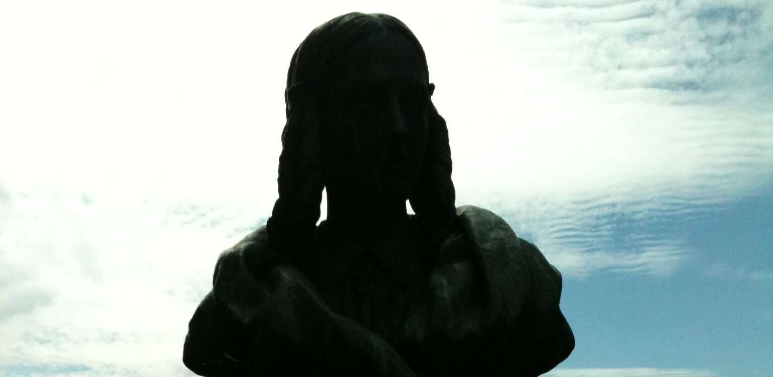 Ist der Tod weniger schlimm, wenn man ihm entgegen geht? Was hilft überhaupt gegen den Tod? Vielleicht Liebe, Liebe, die wärmt?