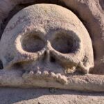 Kiss me, I’m bleeding Gedicht: Küsse mich, ich blute. Es ist so friedlich in diesem Land, der Storch kreist stolz über uns, Kinder lachen. Und dennoch ist Krieg, wir sind schuld daran.