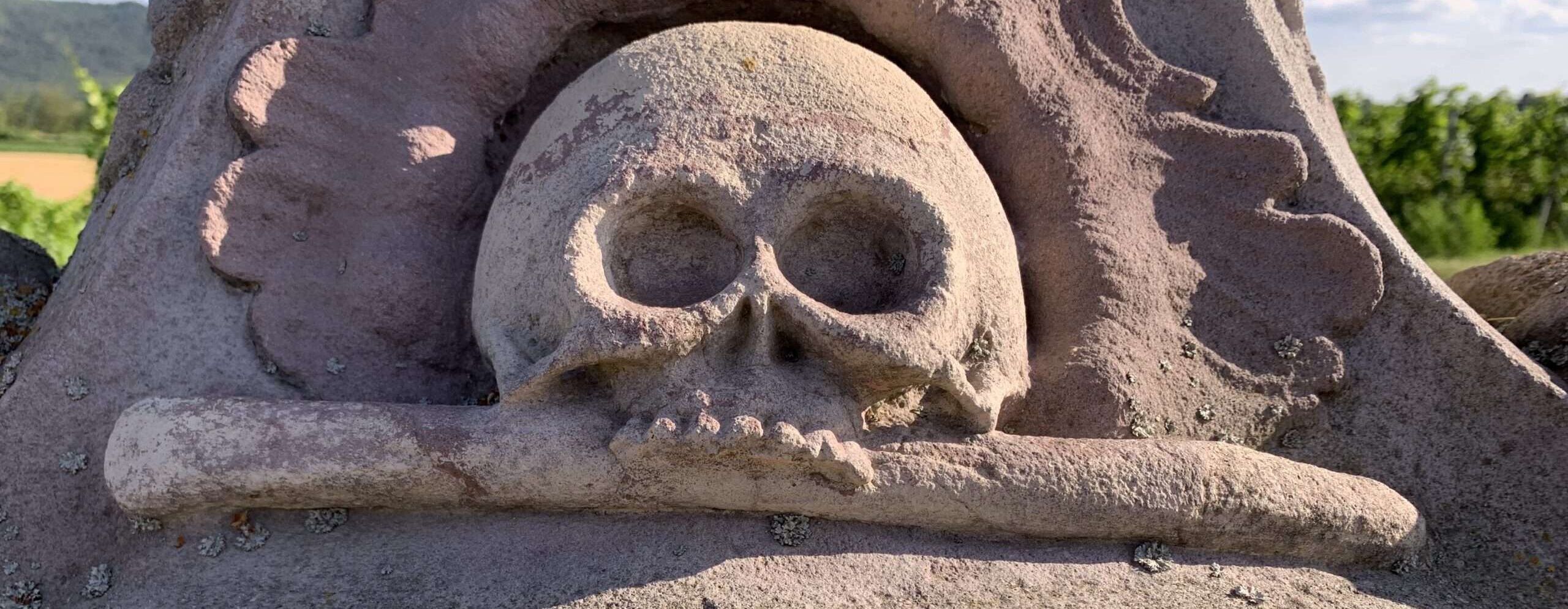 Gedicht: Küsse mich, ich blute. Es ist so friedlich in diesem Land, der Storch kreist stolz über uns, Kinder lachen. Und dennoch ist Krieg, wir sind schuld daran.