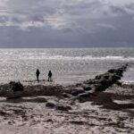 Gedicht: Das Schlimmste liegt hinter uns? Nur, weil der Himmel blau ist wie nie, weil das Weiß der Kirche tröstet. Pass auf, die Steinzeit liegt vor uns.