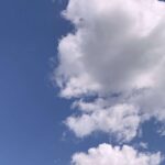 Gedicht: In den Wolken können wir uns verlieren, aus dem Leben wegtauchen, in die Unendlichkeit eintauchen. Und endlich anfangen zu lieben.