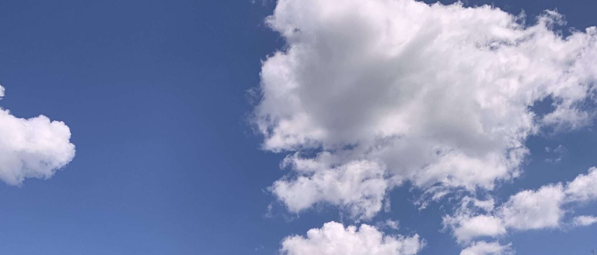 No-Haiku: Watteweiß Gedicht: In den Wolken können wir uns verlieren, aus dem Leben wegtauchen, in die Unendlichkeit eintauchen. Und endlich anfangen zu lieben.