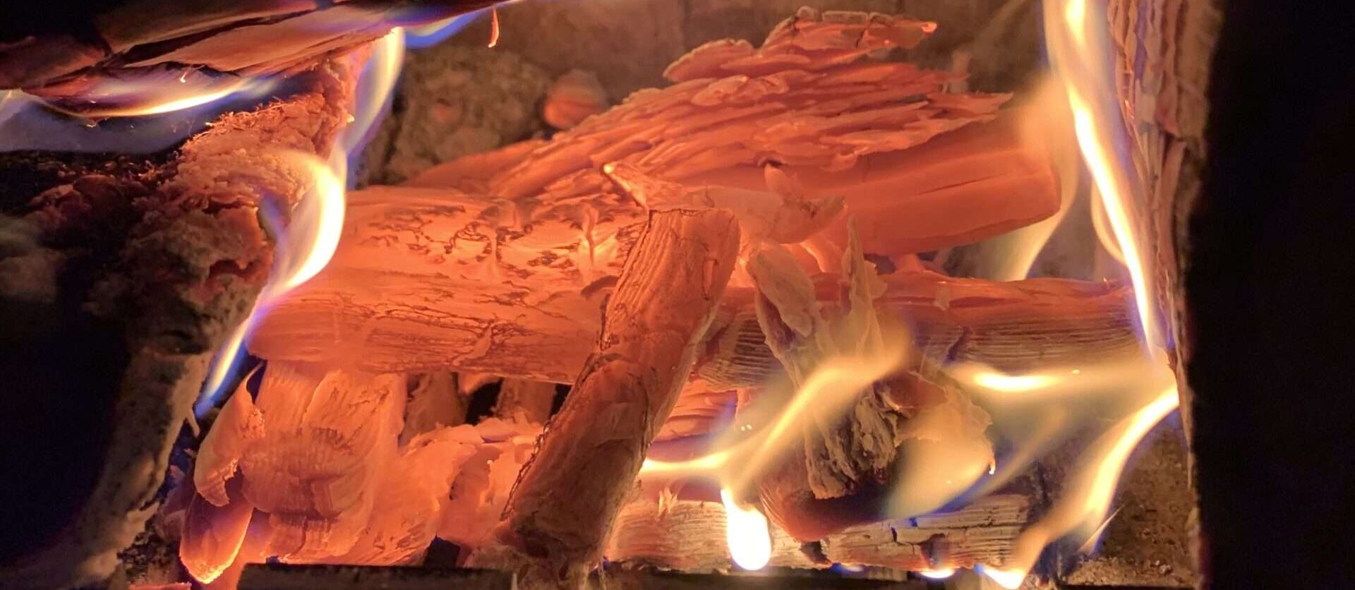 Gedicht: Glücklich, wen die Liebe überlebt. Und bleibt von ihm auch nur ein Häuflein Asche am Schluss, die Liebe ist stärker. Hoffen wir.