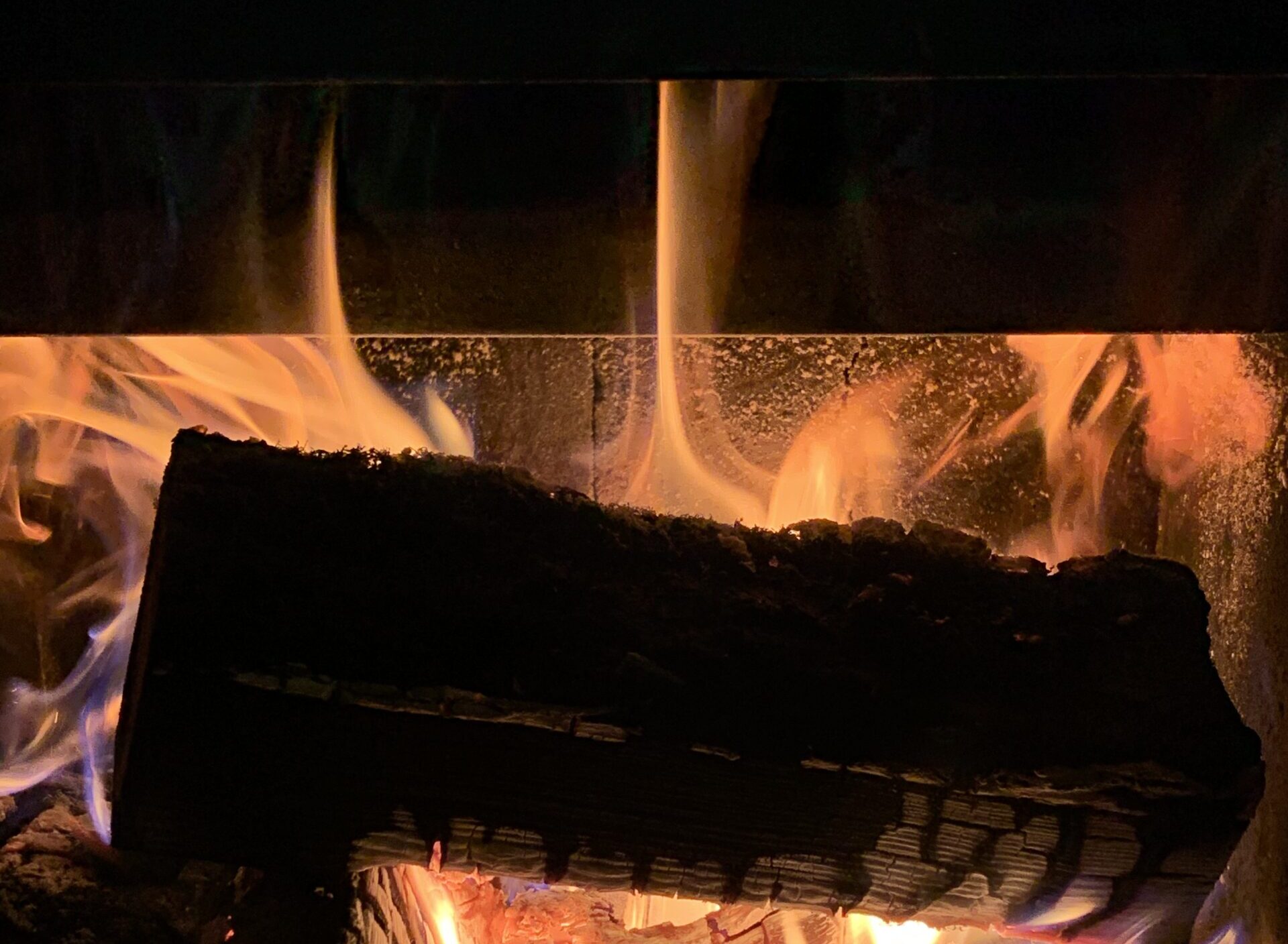 Gedicht: Das Leben wird brüchig im Laufe der Jahre; und die Erinnerung wird brüchig nach dem Tod. Rest des Lebens verschwinden in Kisten.