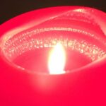 Gedicht: Liebe erleuchtet die schwarzen Nacht wie eine Kerze; stark und fragil zugleich. Aber Achtung, die Flamme verbrennt.