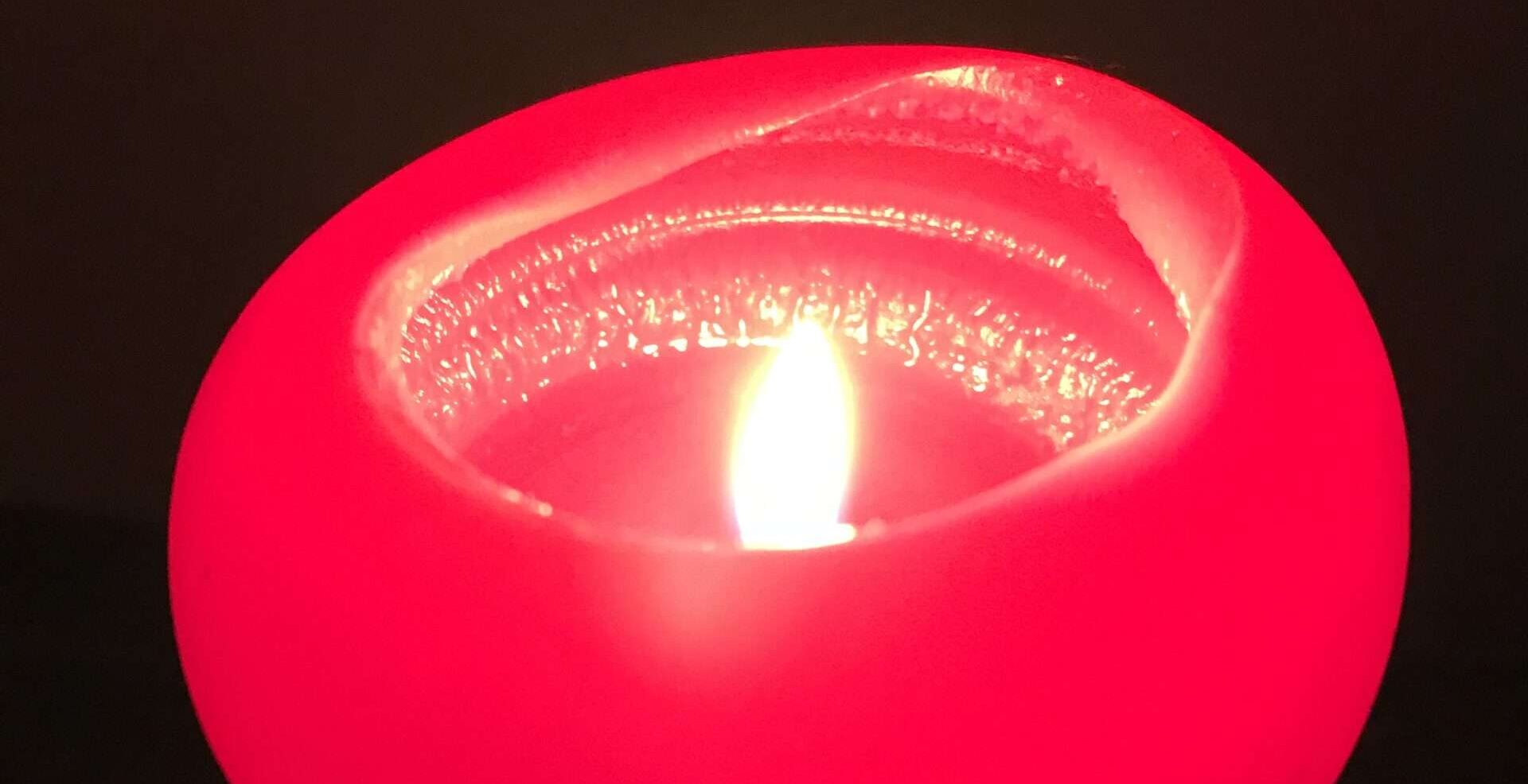 Gedicht: Liebe erleuchtet die schwarzen Nacht wie eine Kerze; stark und fragil zugleich. Aber Achtung, die Flamme verbrennt.