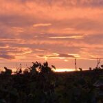 Gedicht: Warum so traurig? Nur, weil es trist ist um dich herum? Das ist kein Grund. Und auch nicht, dass die Sonne dir gerade nicht scheint. Das vergeht, alles wird gut.