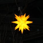 No-Haiku: Wenn es dunkel wird, die Nacht sich aufs Land senkt, uns mulmig in der Dunkelheit wird, hilft eines am besten: die Liebe.