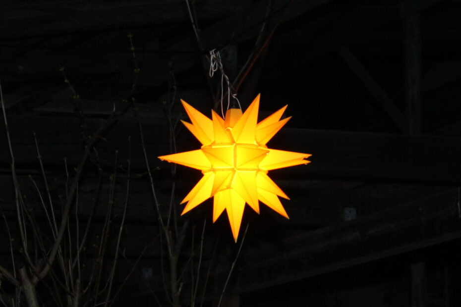 No-Haiku: Wenn es dunkel wird, die Nacht sich aufs Land senkt, uns mulmig in der Dunkelheit wird, hilft eines am besten: die Liebe.